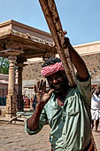 The great Chola temples of Tamil Nadu - The Sri Ranganatha Temple of Srirangam. Workers attending to the temple. 